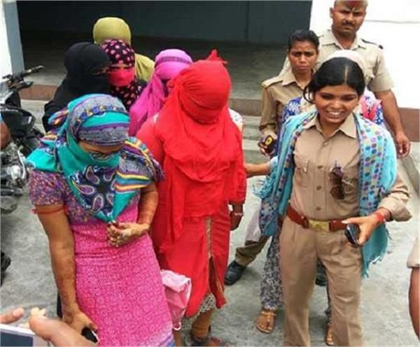 सेक्स रैकेट का भंडाफोड़: पुलिस ने सात जोड़ों को अपत्तिजनक स्थिति में पकड़ा सेक्स रैकेट का भंडाफोड़: पुलिस ने सात जोड़ों को अपत्तिजनक स्थिति में पकड़ा