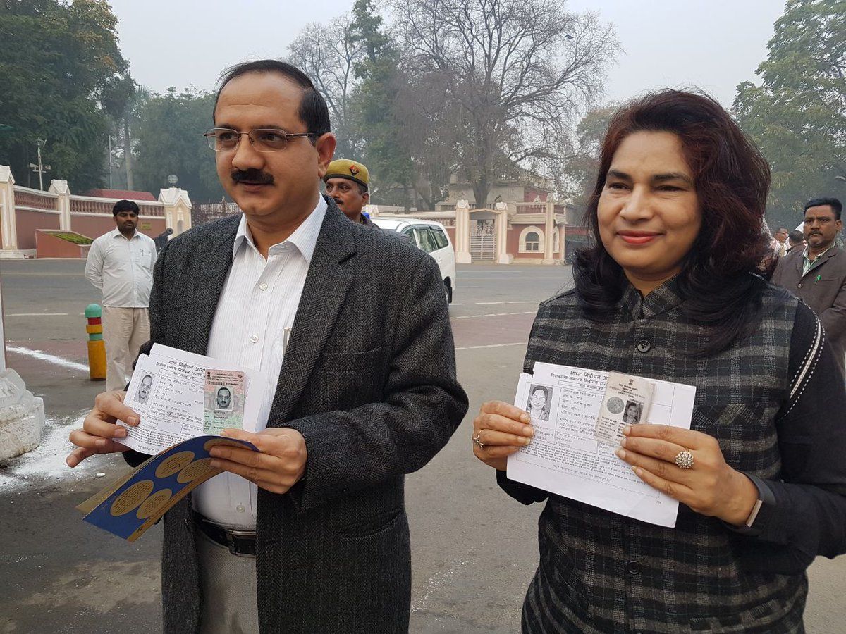मुख्य निर्वाचन अधिकारी ने परिवार सहित डाला वोट मुख्य निर्वाचन अधिकारी ने परिवार सहित डाला वोट