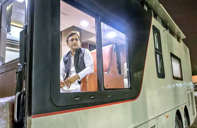 एक हाथ में सपा का झंडा, एक हाथ में सजा तिरंगा, तीन नवंबर से रथयात्र का एलान