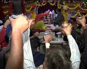 आज मनाया जा रहा है महाशिवरात्रि का त्यौहार, शिवालयों में लंबी कतार आज मनाया जा रहा है महाशिवरात्रि का त्यौहार, शिवालयों में लंबी कतार