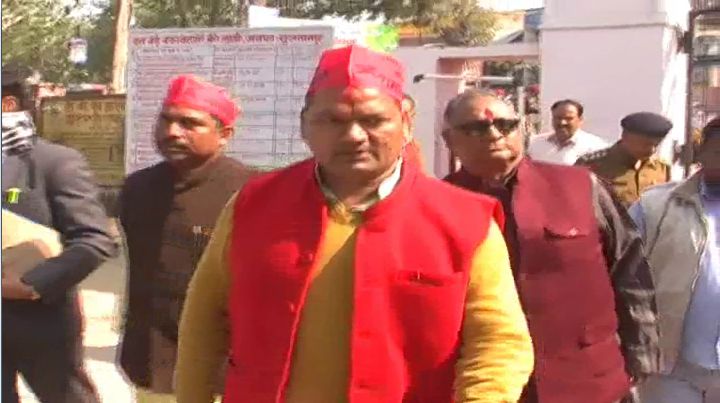 सपा प्रत्याशी के गाड़ी पर हुआ हमला सपा प्रत्याशी के गाड़ी पर हुआ हमला