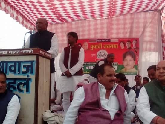 नुक्कड़ सभा कर महेन्द्र के लिये मांगा वोट नुक्कड़ सभा कर महेन्द्र के लिये मांगा वोट