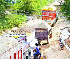 ओवरलोड वाहनों से टूट रही सड़कें ओवरलोड वाहनों से टूट रही सड़कें