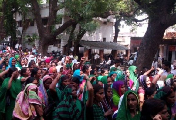 आंगनवाड़ी सेविकाओं ने की गांधीगीरी आंगनवाड़ी सेविकाओं ने की गांधीगीरी