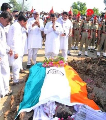 शहीद के मा-बाप की पीड़ा देख शिवपाल भावुक होगये , 20 लाख की मदद का भरोषा दिया शहीद के मा-बाप की पीड़ा देख शिवपाल भावुक होगये , 20 लाख की मदद का भरोषा दिया