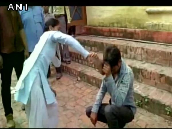 छात्रा ने चप्पल से उतारा मजनूं का भूत छात्रा ने चप्पल से उतारा मजनूं का भूत