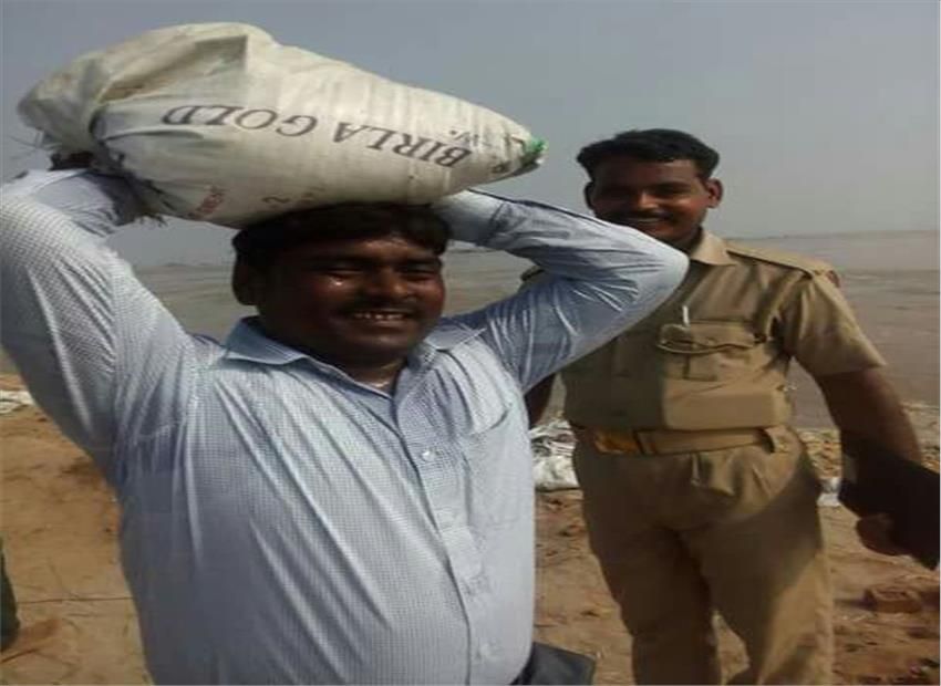 डूबते गांव को बचाने के लिए SDM,ने खुद मिट्टी ढोकर रोक दी कटान डूबते गांव को बचाने के लिए SDM,ने खुद मिट्टी ढोकर रोक दी कटान