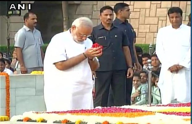 महात्मा गांधी की 147वीं जयंती पर श्रद्धांजलि देने राजघाट पहुंचे प्रधानमंत्री नरेंद्र मोदी महात्मा गांधी की 147वीं जयंती पर श्रद्धांजलि देने राजघाट पहुंचे प्रधानमंत्री नरेंद्र मोदी