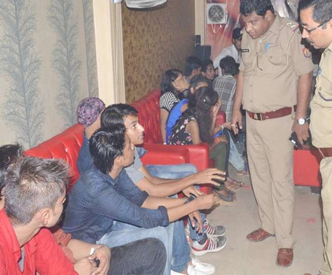 कानपुर में 500 रुपये में स्कूली छात्र-छात्राओं की बेशर्म पार्टी, 25 गिरफ्तार कानपुर में 500 रुपये में स्कूली छात्र-छात्राओं की बेशर्म पार्टी, 25 गिरफ्तार
