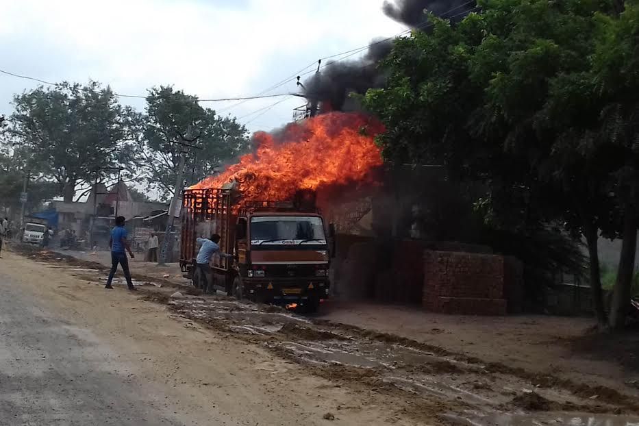 एचटी तारों से छूते ही मेटाडोर में लगी चिंगारी से आग से धूधू कर मेटाडोर जल उठी एचटी तारों से छूते ही मेटाडोर में लगी चिंगारी से आग से धूधू कर मेटाडोर जल उठी