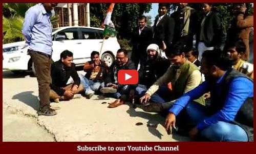 युवक कांग्रेस के कार्यकर्ताओं ने केंद्र सरकार की नीतियों के विरोध में बूट पॉलिश कर विरोध दर्ज कराया