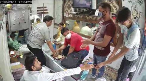 अलीगढ़ में दिनदहाड़े डकैती की बड़ी घटना,  चोर 40 लाख रुपए के सोने की दिनदहाड़े डकैती डालकर फरार अलीगढ़ में दिनदहाड़े डकैती की बड़ी घटना,  चोर 40 लाख रुपए के सोने की दिनदहाड़े डकैती डालकर फरार